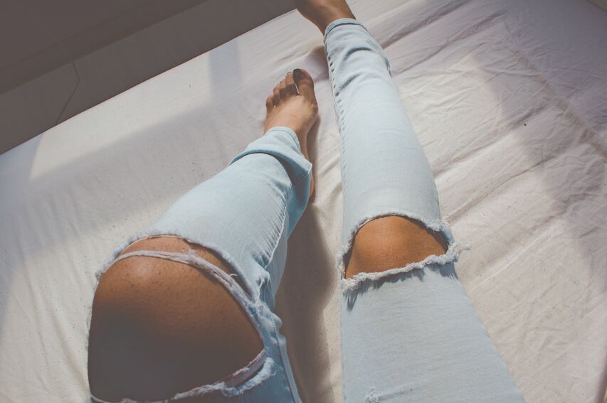 Woman wearing jeans, which can cause butt acne (i.e. folliculitis) by causing friction on the skin