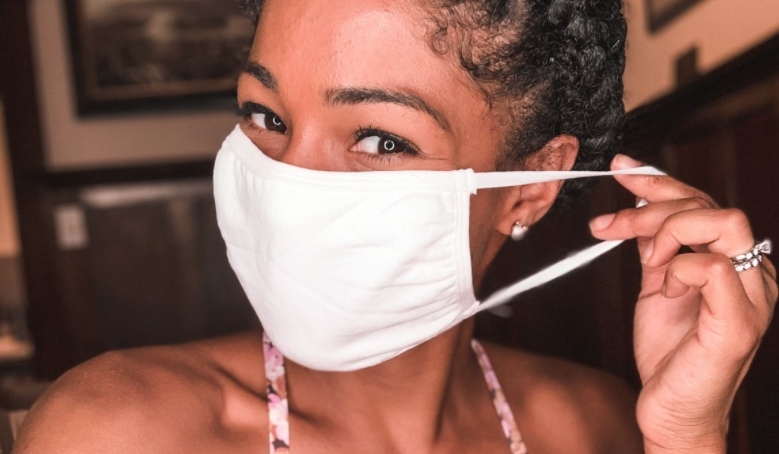 woman wearing an anti acne face mask